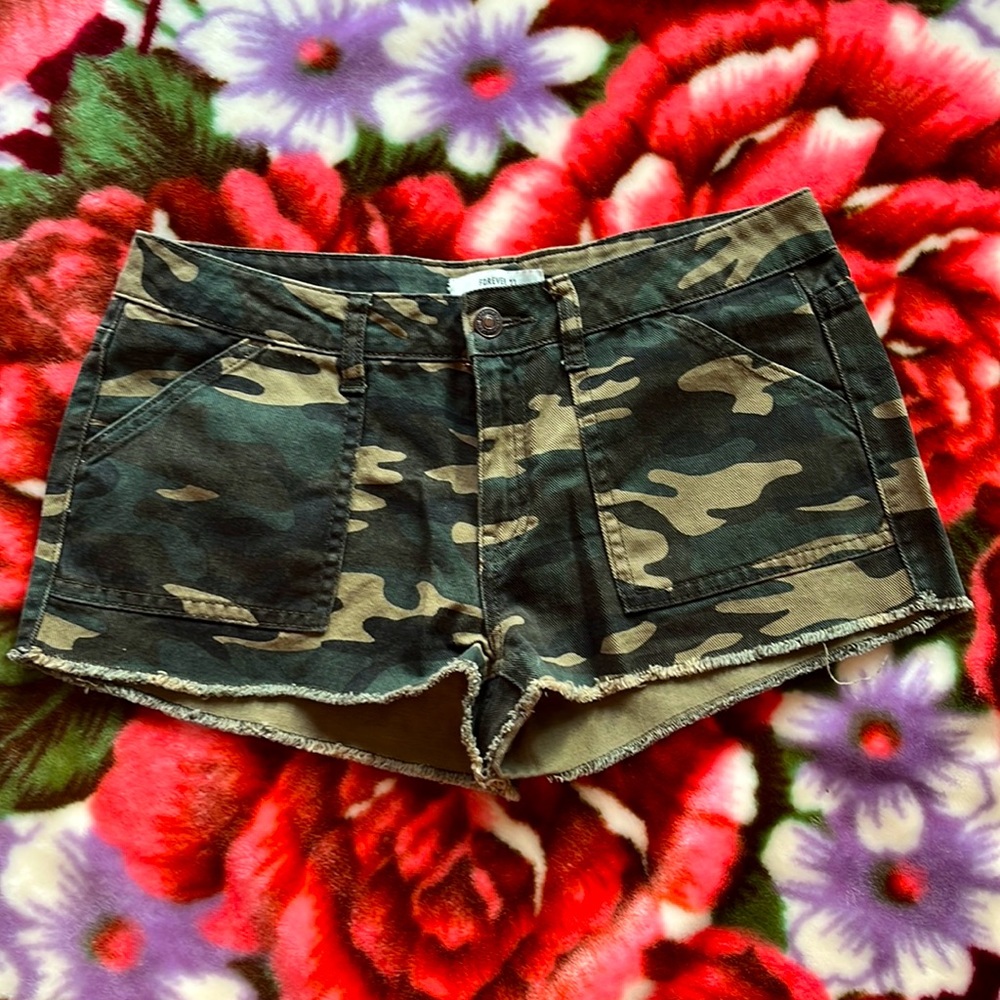 Forever 21 —•— camo jean shorts —•— US 28